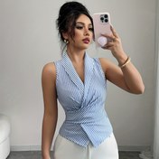 Resim Kadınların Şık Kolsuz V-Yaka Bluzu, Yelek Detayı ile - Açık Mavi ve Beyaz Çizgili Üst, Bahar/Yaz için Mükemmel, Günlük Olarak Şık, Makinede Yıkanabilir, Bahar Modası | V-Yaka Üst | Polyester Kumaş 