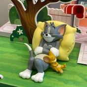 Resim WB Tom ve Jerry Figürü - Tom, Jerry ile sarı yastıkta rahatlıyor, PVC koleksiyonluk masa dekorasyonu, partiler, tatiller ve hediyeler için, parti dekorasyonu | Eğlenceli tasarım | Detaylı zanaatkarlık, Tom ve Jerry 