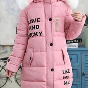 Resim Kadınlar için Şık Pembe Uzun Kapüşonlu Kaban "AŞK VE ŞANS" Harf Baskılı - Sıcak Polyester Kışlık Ceket Sahte Kürk Süslemeli, Cepli ve Düğmeli Ön Kısım Sonbahar/Kış İçin 