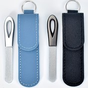 Resim Çift Taraflı Çelik Tırnak Dosyası, Profesyonel Manikür Aracı, İki Renkte Mevcut ve Deri Kılıfıyla Birlikte Gelir, Tırnakları Parlatmak ve Pürüzsüzleştirmek İçin Tasarlanmıştır, Koku İçermeyen Tırnak Bakımı Aksesuarı. 