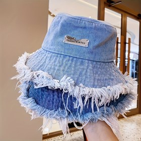Resim Ham Kenarlı Kovboy Şapkası - Metal Harf Etiketli Hafif Yırtık Kenar Balıkçı Şapkası, Günlük Geziler için Şık & Çok Yönlü Unisex Tasarım, Plaj, Şehir Sokak Giyimi, Dış Mekan Başlığı, Dayanıklı Başlık 