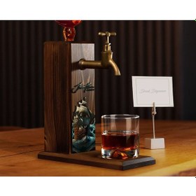 Resim Bk Gift Kişiye Özel Kabartma İsimli Tarihli Pirates Ship Tasarımlı Musluklu Ceviz Ahşap Şarap Standı-11, Viski Çeşmesi, Babaya Hediye, İçecek Dispense 