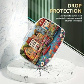 Resim İlaç Kutusu Düzenleyici, Nehir Evi Tasarımı - Seyahat Dostu İlaç Kutusu, 2 Bölme İlaç Saklama Kutusu, Snap-Lock Kapak, Kompakt İlaç Kutusu, Vitaminler, İlaçlar, Seyahat, Cüzdan veya Ev için - Kadınlar ve Erkekler için Dekoratif Hediye - Gıda Güvenli Plastik/Metal Yapı, Seyahat İlaç Kutusu, Canlı Desen, Dayanıklı Yapı, Sağlık Bilinci Olan Kullanıcılar 
