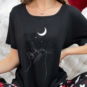 Resim Kadınlar için Siyah Çizgi Sanatı Kedi ve Ay Baskılı Kısa Kollu Tişört - İlkbahar/Yaz İçin Esnek Yuvarlak Yaka Rahat Üst, Makinede Yıkanabilir Ev Giysisi & Uyku Giysisi, Yazlık Pijama | Minimalist Kedi Tasarımı | Şeffaf Olmayan Kumaş 