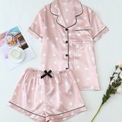 Resim Sevimli bir desenli, tatlı ve sevimli tasarıma sahip iki parçalı kadın pijama takımı, kısa kollu düğmeli üst ve şortlu, yaz rahatlığı için mükemmel. 