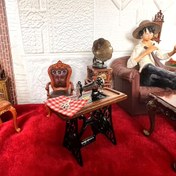 Resim 1 adet Vintage Tarzı Minyatür Dikiş Makinesi Bebek Evi Aksesuarı, Metal ve Ahşap Yapı, Kareli Kumaş ve Dekoratif Makas ile, Bebek Evi Dekorasyonu için İdeal - Kahverengi 