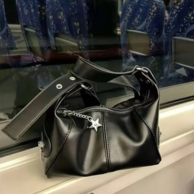 Resim Düz Renkli Beş Yıldızlı Tülbentli Trendy Kadın Motosiklet Çantası, Kapitone Tasarım ve Ayarlanabilir Omuz Askısıyla 