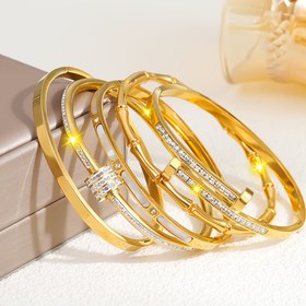 Resim Takı Seti - 5 Parça Paslanmaz Çelik Bileklik Koleksiyonu, Altın Tonlu Üstüste Takılabilir Kolye (Değerli Taşsız), Mardi Gras Temalı Hediye, Günlük ve Parti İçin Dayanıklı Şık Setler Doğum Günü Noel İçin 