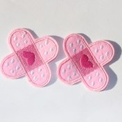 Resim 2 adet Pembe Kalp Haç Nakışlı Ütüyle Yapışan Yamalar, Polyester Kumaş Aksesuarları, Nakışlı Yamalar 
