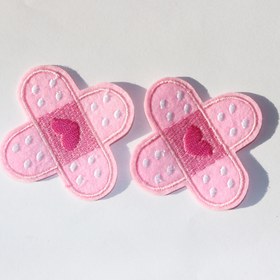 Resim 2 adet Pembe Kalp Haç Nakışlı Ütüyle Yapışan Yamalar, Polyester Kumaş Aksesuarları, Nakışlı Yamalar 