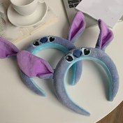 Resim 1 adet Disney Stitch Peluş Bandana - Mavi ve Mor Tavşan Kulakları ile Yumuşak Kumaş Saç Bandı, Ev, Dış Mekan, Erkek ve Kadınlar için Sevimli Karikatür Tasarımı, Dış Mekan Başlığı, Oynak Aksesuar, Rahat Uyum 