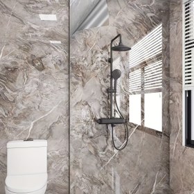 Resim Kendinden Yapışkanlı Banyo Duvar Kağıdı - Su Geçirmez ve Nem Dirençli, Bej/Gri/Beyaz/Siyah Gerçekçi Mermer Desenli, Kolay Kurulumlu Duş Dekoru, Banyo ve Tuvalet İçin Modern Tasarım, Ucuz Yüz Yükseltme, Banyo Aksesuarları 