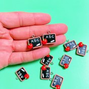 Resim 10 Adet Şık ABC Yazı Tahtası El Yapımı Takı Seti: Yaratıcı Kolye Ucu, Küpe, Bileklik, Anahtarlık, Çanta Aksesuarı, Reçine Süsler 