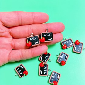 Resim 10 Adet Şık ABC Yazı Tahtası El Yapımı Takı Seti: Yaratıcı Kolye Ucu, Küpe, Bileklik, Anahtarlık, Çanta Aksesuarı, Reçine Süsler 