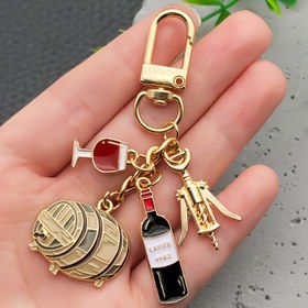 Resim 1 Adet Moda Emaye Şarap Açacağı & Cam Anahtarlık Süsü - Altın Tonlu Metal ile Kırmızı Şarap Varili, Cam & LA FÊTE 1925 Şişe Tasarımı - Cep Aksesuarı, Araba, Çanta için Çok Yönlü - Erkekler, Arkadaşlar, Sevgililer, Şarap Dekoru, Cüzdan Aksesuarı, Eğlenceli Tasarım, Kaliteli İşçilik İçin Mükemmel Hediye 