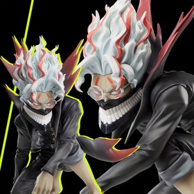 Resim Yüksek Detaylı Anime Figürü - Kırmızı ve Beyaz Saçlı, Siyah Ceket ve Pelerinli Savaş Duruşu, Anime Gösterge Paneli Süsü veya Araba Dekoru İçin İdeal, Otaku Hayranları İçin Hediye, Anime Süsü | Dinamik Duruş Figürü | Detaylı Kostüm, Anime Oda Dekoru 