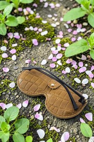 Resim CY Leather Solare Camel Hakiki Deri Gözlük Kılıfı El Yapımı Kroko Desen 