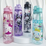 Resim Sanrio Cute Pattern Su Bardağı, Canlı ve 800Ml/28.15Oz'lik Büyük Kapasiteye Sahiptir. Sevimli Hayvan Tasarımları, Tek Düğmeli Kapak, Pipet ve Taşıma Askısı ile, Mükemmel Bir Seçimdir. Seyahatler, Açık Hava Aktiviteleri, Ofis Kullanımı ve Fitness için Mükemmel Bir Hediyedir. Tatil Hediyesi, Günlük Hediye veya Okula Dönüş Hediyesi olarak da kullanılabilir. Çalışmalar sırasında Hidrasyon için Şirin Bir İçecek Bardağıdır. 