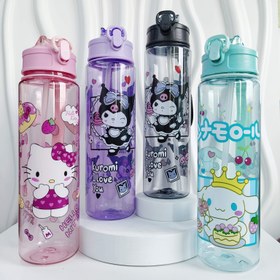 Resim Sanrio Cute Pattern Su Bardağı, Canlı ve 800Ml/28.15Oz'lik Büyük Kapasiteye Sahiptir. Sevimli Hayvan Tasarımları, Tek Düğmeli Kapak, Pipet ve Taşıma Askısı ile, Mükemmel Bir Seçimdir. Seyahatler, Açık Hava Aktiviteleri, Ofis Kullanımı ve Fitness için Mükemmel Bir Hediyedir. Tatil Hediyesi, Günlük Hediye veya Okula Dönüş Hediyesi olarak da kullanılabilir. Çalışmalar sırasında Hidrasyon için Şirin Bir İçecek Bardağıdır. 