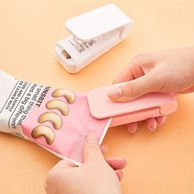 Resim POLVCDG Mini El Tipi Gıda Poşeti Mühürleyici - Atıştırmalıkları Taze Tutmak için Taşınabilir Pil Gücünde Vakum Mühürleyici, Kolay Basmalı Tasarımıyla Kompakt Mutfak ve Seyahat Çantası Mühürleyicisi, Elektrik Gerektirmez, Gıda Vakumlu Mühürleyici 
