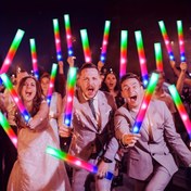 Resim 12 Adet LED Köpük Işık Çubuğu - Renkli Yanıp Sönen Plastik Abajurlu, Tatil Parti Hediyesi, Konser Aksesuarı, Dayanıklı Neon Dekorasyon, Paskalya ve Yılbaşı Karnavalı İçin Yaratıcı Süsleme 