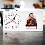 Resim Karikatürlü Erkek Satranç Oyuncusu Masa Saati 