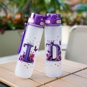 Resim 1 adet 1000 ml / 34 oz düz içme suyu bardağı, A'dan Z'ye kadar 26 harfli, kapaklı ve taşınabilir ip bağlantılı, tek tıklama açma yöntemiyle, ters çevrildiğinde sızdırmaz, dağ tırmanışı, koşu, yüzme gibi açık hava etkinlikleri için uygun, Aziz Patrik Günü, Sevgililer Günü, Paskalya, Anneler Günü, doğum günü hediyesi olarak kullanılabilir 
