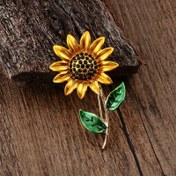 Resim Vintage tarzı kaplama güneşe çiçeği broşu, parıldayan taşlı merkezli ve yeşil taşlı detaylarla - Kadınlar ve erkekler için şık bitki temalı broş, herhangi bir kıyafete doğayı eklemek için mükemmel, bitki temalı aksesuarlar 