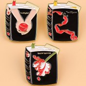 Resim Enamel Pin: Alacakaranlık Kitabı Kırmızı Elma ile - Siyah Renk - Sanatsal Takı - Moda Aksesuarları - Alacakaranlık Hayranları İçin Mükemmel Hediye 
