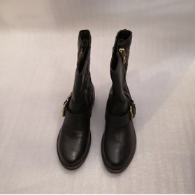 Resim Butik Tülin Kadın Hakiki Deri Siyah Kapitone Bantlı Ayarlı Altın Tokalı Fermuarlı Kauçuk Tabanlı Bot 