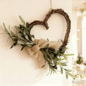 Resim 1 Adet Rustik Kalp Şeklinde Zeytin & Meyve Çelengi - Her Mevsim İçin Ülke Tarzı Yapay Zeytin Yaprağı Garlandı Altın Fiyonk ile - Ev Dekoru, Düğünler, Ev Isıtma İçin Mükemmel - Kolay Duvar Montajı, Güç Gerektirmez 
