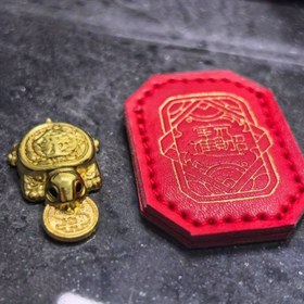 Resim El Yapımı Altın Kaplumbağa Feng Shui Koruma Şansı - Kırmızı Suni Deri Kılıfı ile 3D Metal Zenginlik Süsü, Noel, Bahar Festivali ve Ev Ofisi için Zarif Masa Dekoru - Feng Shui Tutkunları için Lüks Hediye, Kaplumbağa Şekilli Takı 