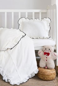 Resim Magnolia Fırfırlı Bebek Nevresim Takımı | 3'lü Set ( Nevresim-Çarşaf-Yastık Kılıfı) | Pamuklu, Siyah Biyeli, Yumuşacık | 100 x 150 cm 