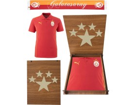 Resim Galatasaray Orijinal Puma A Takım Kırmızı 5 Yıldız Polo T-Shirt Atkı ve Hediyelik Ahşap Kutulu 