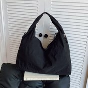 Resim Kadınların Büyük Kapasiteli Tote Çantası - Geniş Çalışma, Seyahat, Alışveriş Çantası Fermuarlı Kapatma, Zarif Minimalist Tasarım, Dayanıklı Naylon Yapı - Siyah, Kırmızı, Sarı Renklerde Mevcut - Günlük ve Resmi Kullanım, Çok Yönlü Taşıma Çantası, Şık El Çantası, Sağlam Tutacaklar, Geniş Taşıma Çantası, Profesyonel Kadınlar, Günlük El Çantası, Minimalist Tasarım, Yüksek Kaliteli Kumaş, Çalışan Kadınlar 