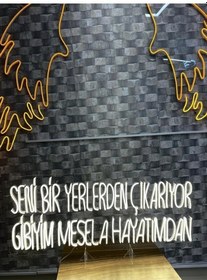 Resim Seni Bir Yerlerden Çıkarıyor Gibiyim Mesela Hayatımdan Yazılı Neon Tabela Turuncu 