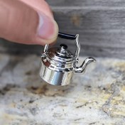 Resim 1/12 Mini Alaşımlı Kettle Simülasyon Çaydanesi Modeli - Dayanıklı Metalik Bitiş, Oyuncak Evi Dekoru İçin İdeal, Kapalı Oyun Seti Aksesuarı, Oyuncak Evi Aksesuarı | Vintage Çaydanesi Tasarımı | Dayanıklı Metal Kettle, Mini Aksesuarlar 