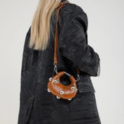 Resim Kadınlar için Vintage Mini Crossbody Çanta - Şık Perçin Detaylı Ayarlanabilir Omuz Çantası, Fermuar Kapatmalı Kompakt El Çantası, Kahve Kahverengi, Açık Tan, Pembe, Kırmızı, Siyah Renklerde Gündüzden Geceye Sokak Giyimi Clutch, Zarif Tasarım, Dokulu Yüzey 