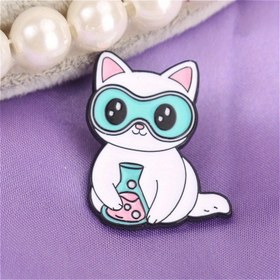 Resim Sevimli Bilim Adamı Kedi Rozeti - Gözlüklü ve Matara ile Şirin Laboratuvar Temalı Kedi, Karışık Renkler (Beyaz, Siyah, Turkuaz, Pembe) - Bilim Tutkunları için Büyüleyici Hediye 
