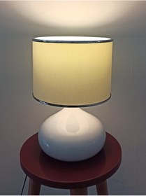 Resim Serenay Metal Beyaz Gövdeli Elite Abajur Gümüş Detay Krem Başlık Beyaz 