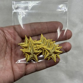 Resim 10 adet Mini Yıldız Nakışlı Kumaş Yamaları - Siyah ve Altın Ütüleme/Dikiş Yapma DIY Dekoratif Aplikeler Şapkalar, Çantalar, Giysiler, Pantolonlar için - Karnaval Parti Aksesuarları, Polyester El Sanatları Malzemeleri, Bayramlık Aksesuarlar | Yıldız Şekilli Yamalar | Polyester Lifli Yamalar, Nakışlı Yamalar 