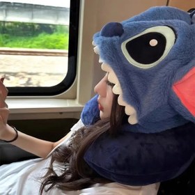 Resim 1 Disney Stitch Seyahat Yastığı - Büyük Gözler ve Pembe Kulaklar ile Boyun Desteği, Yumuşak Hafif Kumaş, Sadece Elde Yıkama, Karikatür Karakter Tasarımı, Uçak Uykuları için Uygun, Karışık Renkler, Peluş Dokulu 