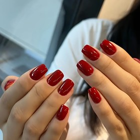 Resim Parlak Bitiş, Kısa Kare Sahte Tırnaklar - Temiz Kırmızı Renk, İlkbahar/Yaz İçin Giyilebilir Tırnak Sticker'ları, Şenlikli Tutum Tasarımı, Basılı Manikür, Tırnak Sanatı 