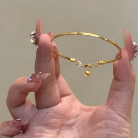 Resim Zarif Altın Tonlu Çan Süs Bileklik - Yüzeyi Yontulmuş Kristal Vurguları ile Ultra İnce Alaşım Bilezik, Günlük Kıyafetler veya Ona Hediye için Zarif Tasarım, Bilezik Bileklik 