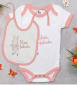 Resim Bitmeyen Kartuş Beni Yakala Tasarımlı Pembe Bebek Body Zıbın Ve Mama Önlüğü Hediye Seti-1 