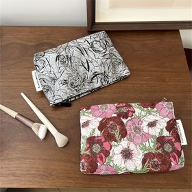 Resim Floral Butterfly Makyaj Çantası - Canlı Pembe, Kırmızı ve Beyaz Çiçeklerle Şık Seyahat Kozmetik Organizatörü, Kadınlar İçin Bej Polyester Pouch, Cilt Bakımı ve Tuvalet Malzemeleri Depolama İçin Mükemmel, Kelebek Dekoru 