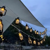 Resim Vintage LED Fener Dize Işıkları - Rustik Plastik Kerosen Şişesi Tasarımı, Sarı Işık, Yaz Kampı, Ramazan, Noel ve Kış Tatili Ev Partisi Dekoru, Kamp Dekoru için mükemmel 