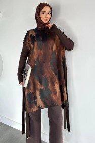Resim Gülseli Düğme Detaylı İpek Kübra Kumaş Tesettür Triko Tunik Kahve TZL-P-00020681 