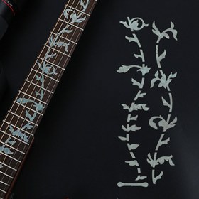 Resim Şık DIY Gitar Boyun Perde Stickerları - Siyah & Beyaz Çiçek Deseni, Uygulaması & Çıkarması Kolay, PVC Malzeme - 19-24 Perdeli Akustik, Bas, Elektrik Gitarlar İçin Uygun, Müzik Aleti Dekoru|Şık Gitar Aksesuarı|PVC Stickerlar, Gitar Aksesuarları 
