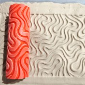 Resim Kıvırcık Desenli Oklava - Kırmızı-Turuncu & Gri kıvrım desenleri, Polimer Kil, Takı Yapımı, Scrapbooking, Mum ve Sabun İşçiliği için - Kesme Makineleriyle Uyumlu - Hassas Damga İzleri için Dayanıklı Plastik Rulo - Başlangıç Seviyesi ve Profesyonel Sanatçılar İçin İdeal, Scrapbooking Malzemeleri, Soyut Desenler, Sağlam Yapı, DIY Tutkunları 
